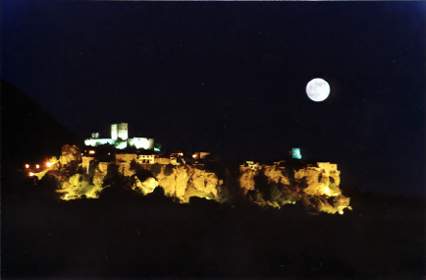 Hornos de noche. Situada sobre un cerro y protegida por el castillo rabe y las murallas, desde ella se contempla la vega del ro Hornos y el embalse del Tranco. 